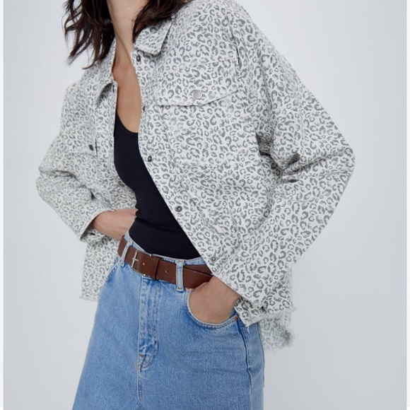 Zara Tops - Cheetah print light denim button up
